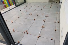 Pose d'un carrelage dans une véranda