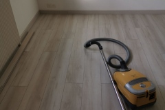 Pose de papier peint et d'un parquet flottant